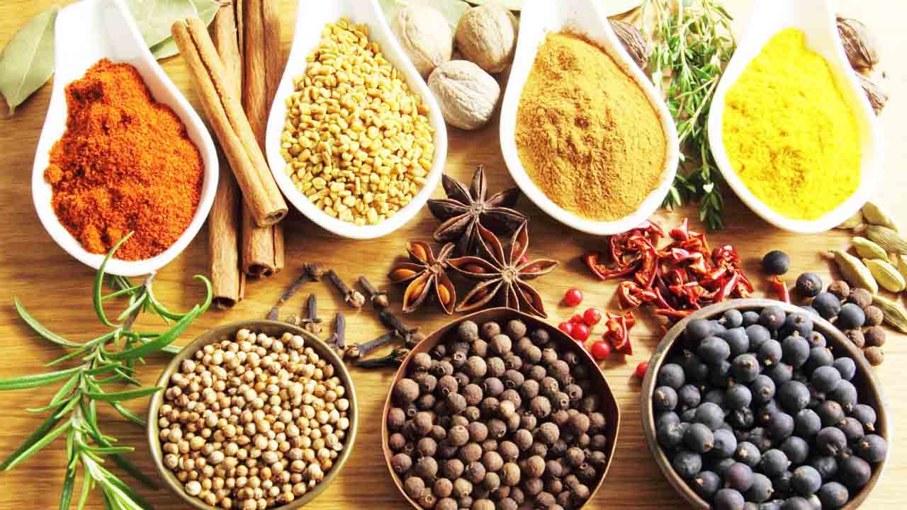 راهنمای استفاده از ادویه‌ها در طب سنتی و درمان‌های خانگی